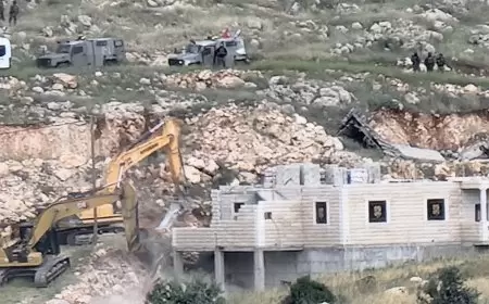 الاحتلال يشرع بهدم منزلين في قرية الريحية جنوب الخليل