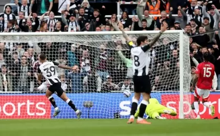 نيوكاسل يتلاعب بمانشستر يونايتد ويمزق شباكه برباعية