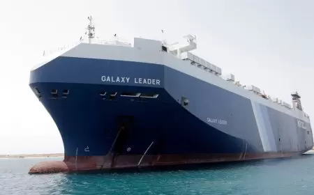 "المسيرة": 3 غارات أمريكية استهدفت السفينة الإسرائيلية المحتجزة في اليمن "غلاكسي ليدر"