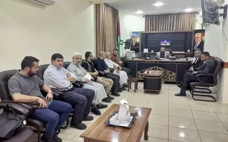 مدير الاوقاف الشيخ ابراهيم واصف خلال اجتماعه اليوم  بعدد من الخطباء والمحفظين الجدد على بند الاكراميه.