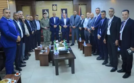 بمشاركة قائد المنطقة ومدراء الأجهزة الأمنية  محافظ طولكرم اللواء د.  كميل يلتقي قائد جهاز  الارتباط العسكري في إطار مناقشة العديد من القضايا في ظل التحديات التي تمر بها المحافظة