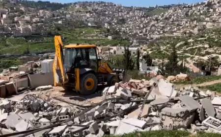 قوات الاحتلال تهدم منزلا وبركسا في كيسان شرق بيت لحم