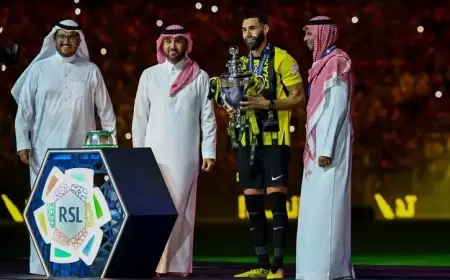 وزير الرياضة يتوج الاتحاد بكأس دوري روشن السعودي