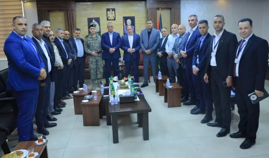 بمشاركة قائد المنطقة ومدراء الأجهزة الأمنية  محافظ طولكرم اللواء د.  كميل يلتقي قائد جهاز  الارتباط العسكري في إطار مناقشة العديد من القضايا في ظل التحديات التي تمر بها المحافظة