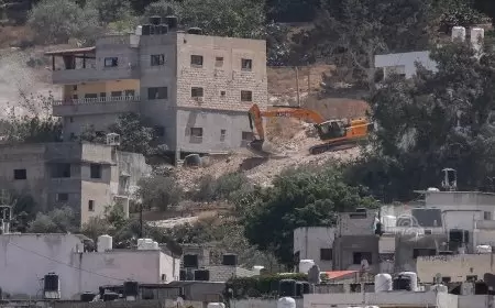 جرافات الاحتلال تنفذ عمليات هدم عدة منازل في مخيم جنين