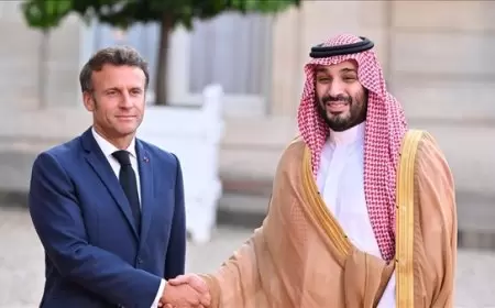 ابن سلمان وماكرون يبحثان الهجوم الأمريكي الإسرائيلي على إيران