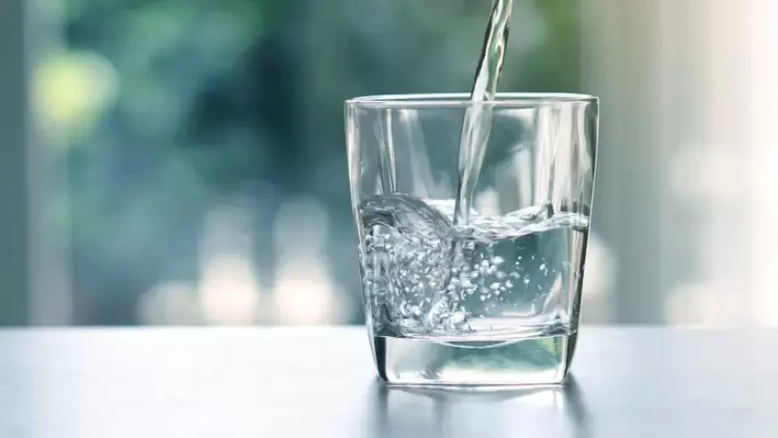 بينها الماء.. 5 مشروبات تساعدك على التخلص من الانتفاخ