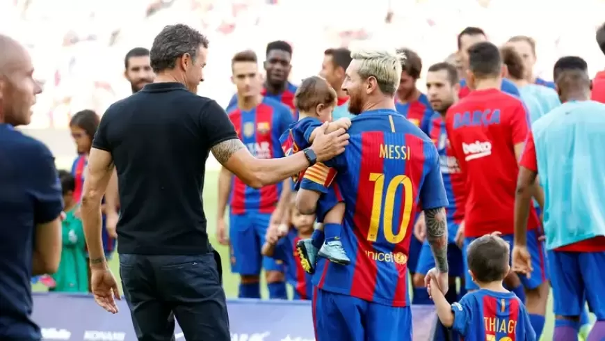 ميسي يصطدم بمدربه إنريكي بعد "خلافات وتوتر" في برشلونة