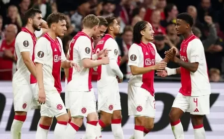 أشهر نادٍ هولندي يطرد لاعبيه عبر رسالة "واتساب"