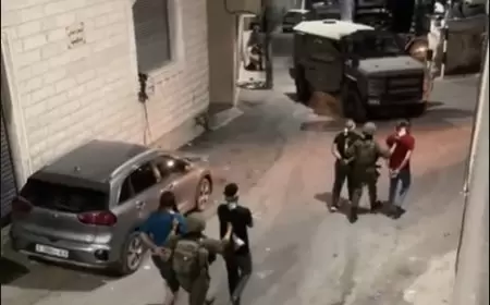 الاحتلال يشن حملة اعتقالات واسعة في مخيم قلنديا طالت أكثر من 20 شابا