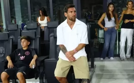 "باربي" في يد ميسي.. والمشاهير يلاحقونها بالأموال