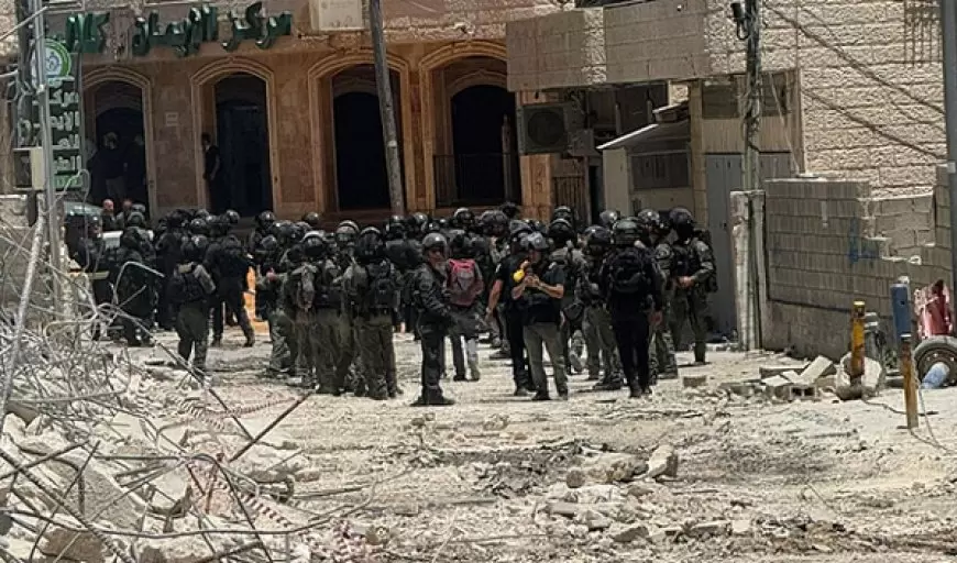 القدس: قوات الاحتلال تهدم مبنى يضمّ 8 شقق و15 محلا في عناتا