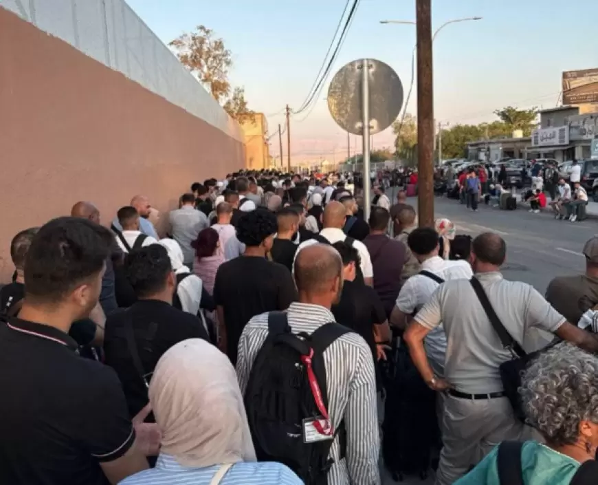 بعد شكاوى المسافرين- وزير الداخلية الأردني يوعز بحلول لتخفيف الازدحام على جسر الملك حسين