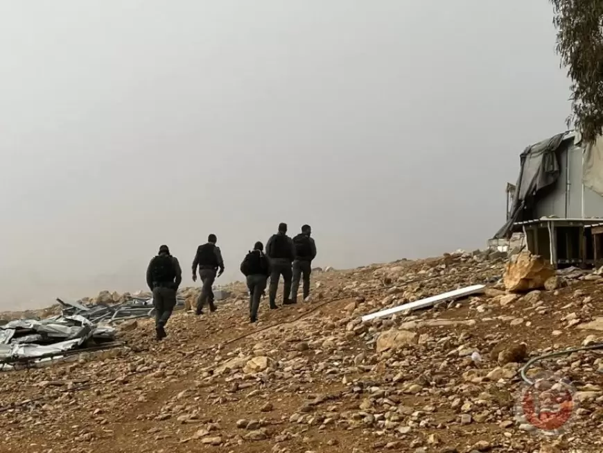 منظمة البيدر:-قوات الاحتلال تعلن خربة أم الخير جنوب الخليل منطقة عسكرية مغلقة وتطرد المعزين بعائلة الشهيد الهذالين.