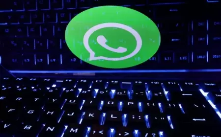 "واتساب" يواكب "أبل" بتصميم "الزجاج السائل" في iOS 26"