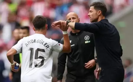 بعد الخماسية القاسية.. ألونسو يعتذر للاعبه: أخطأت باستبدالك