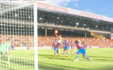 مدافع كريستال بالاس يسخر من لقطة صلاح.. "العدالة تدخلت"