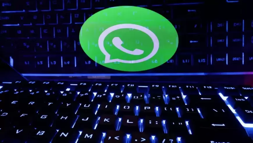 "واتساب" يواكب "أبل" بتصميم "الزجاج السائل" في iOS 26"