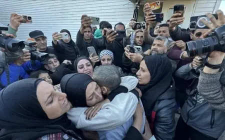 بزغاريد ودموع.. أهالي أسرى فلسطين ينتظرون عناق ذويهم بغزة