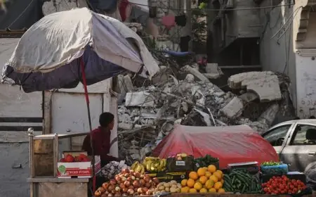 القرارة بلدة في قطاع غزة سواها الاحتلال بالأرض