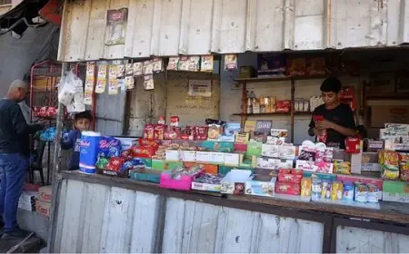الاحتلال يهندس تجويع غزة.. سوق مليء بالكماليات وخاو من الأساسيات