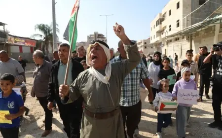 نازحو مخيمي طولكرم ونور شمس يتظاهرون رفضًا للتهجير القسري