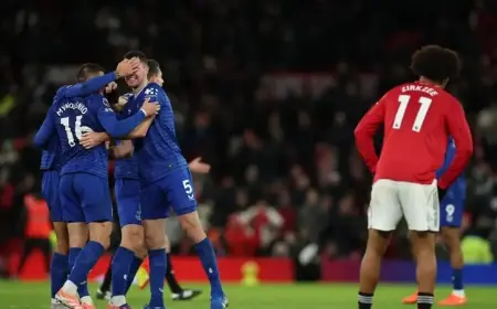 بعشرة لاعبين.. إيفرتون يهزم يونايتد وينهي عقدة 12 عاماً