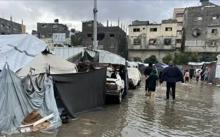 غزة.. الأمطار تغرق مئات الخيام وتحذير من سقوط أبنية استهدفتها إسرائيل