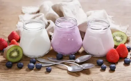 الزبادي اليوناني مقابل العادي... أيهما أكثر فائدة؟