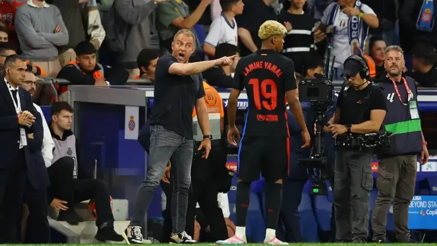 "أتعبه سلوك يامال".. فليك "محبط" وينوي الرحيل عن برشلونة