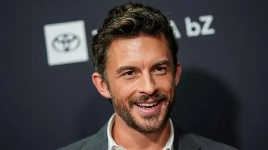 مجلة "بيبول" تمنح جوناثان بيلي لقب "الأكثر جاذبية" لعام 2025