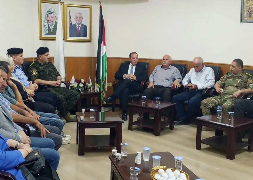 بمشاركة قائد المنطقة والمؤسسات ذات العلاقة  محافظ طولكرم اللواء د.  كميل يزور  بلدية عنبتا ويطلع على احتياجاتها