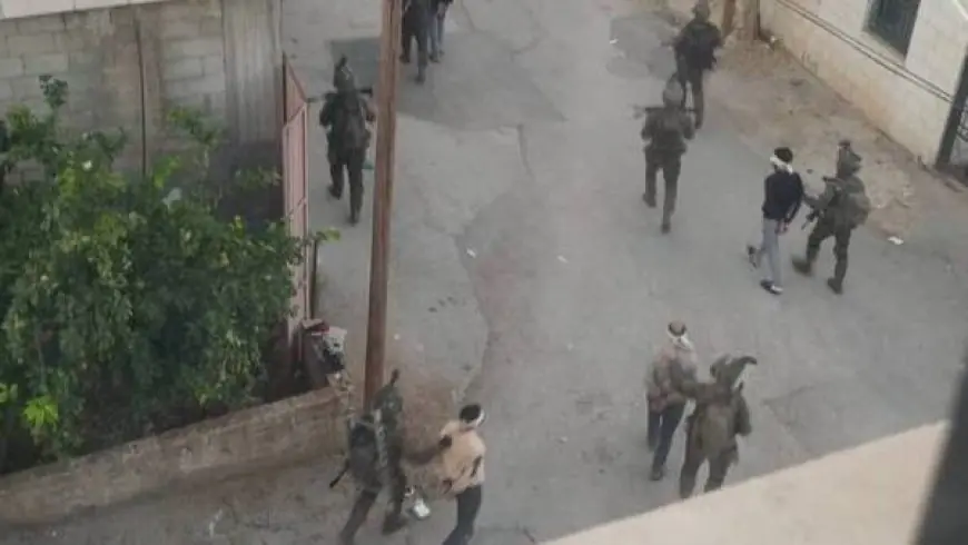 قوات الاحتلال تعتقل مجموعة من الشبان من قلقيلية ونابلس في الضفة الغربية