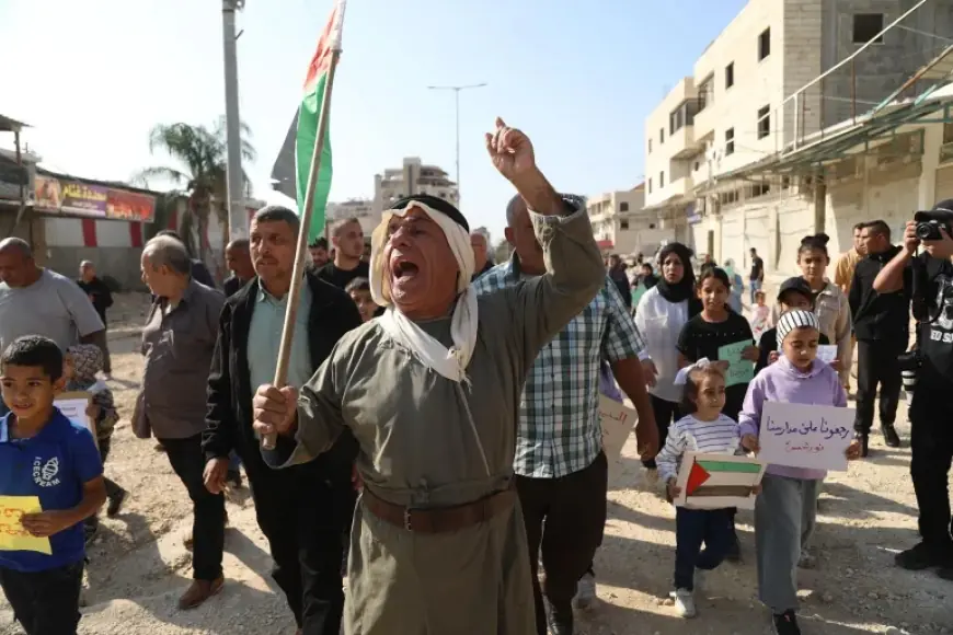 نازحو مخيمي طولكرم ونور شمس يتظاهرون رفضًا للتهجير القسري