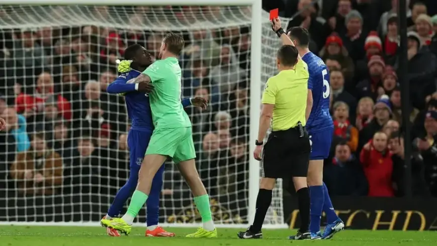 واقعة غريبة.. طرد لاعب إيفرتون بعد اشتباك مع زميله