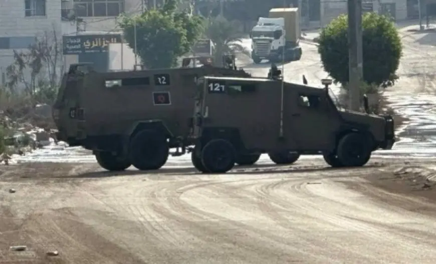 الاحتلال يحرق منزلا في مخيم نور شمس وسط حصار متواصل لليوم 294