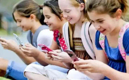 متى تمنح طفلك هاتفاً ذكياً؟.. دراسة تحدد العمر المناسب