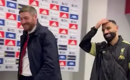 "أسبوعان متتاليان؟".. صلاح يمازح الإعلاميين ويرفض الحديث