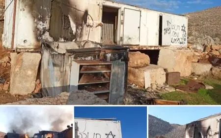 مستعمرون يحرقون "كرفانا" وجرافة ويخطون شعارات عنصرية في كفر مالك شرق رام الله