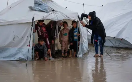 الدفاع المدني في غزة: الخيام تهالكت والرياح اقتلعت بعضها والعائلات تقيم في العراء