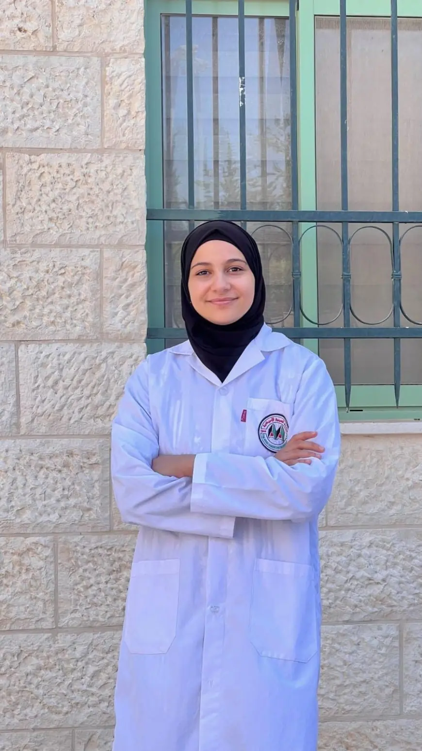 خريجة كلية الصيدلة من الجامعة العربية الأمريكية رزان سباعنة تجمع بين التفوق والبحث العلمي والطموح المهني