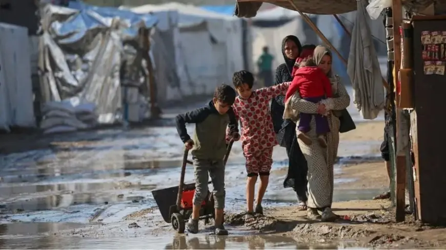 غرق خيام النازحين في غزة جراء الأمطار الغزيرة وتحذيرات من كارثة إنسانية