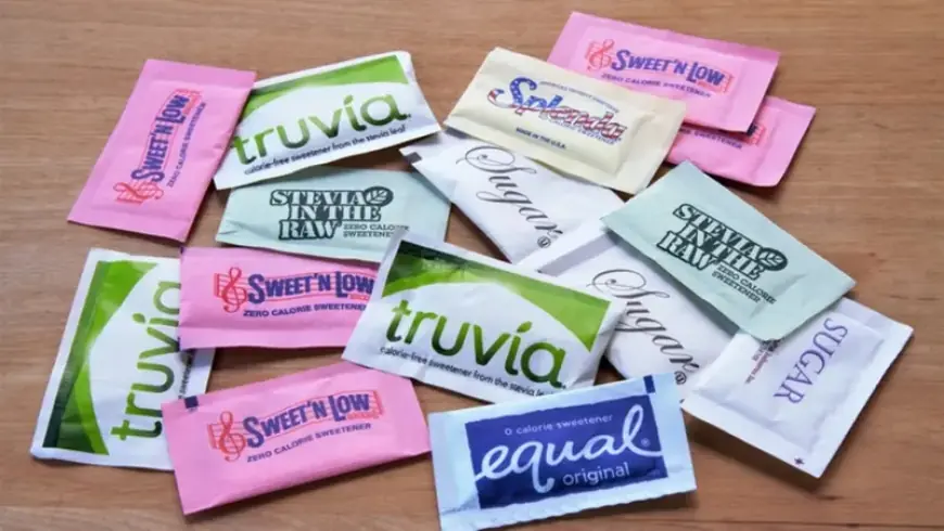 قد تضر الكبد.. دراسة حديثة تشكك في أمان المُحلّيات