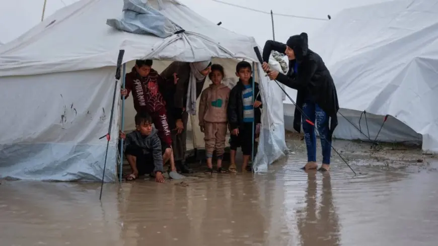 الدفاع المدني في غزة: الخيام تهالكت والرياح اقتلعت بعضها والعائلات تقيم في العراء