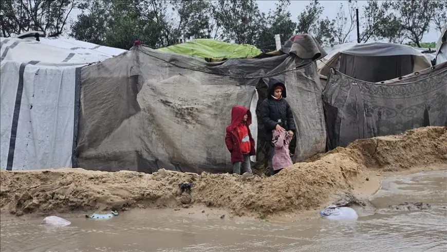 مصرع شابة فلسطينية جراء سقوط جدار منزل على خيمتها بفعل الرياح في غزة