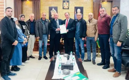 اللواء د. كميل يتسلم التقرير السنوي لمديرية الحكم المحلي بطولكرم