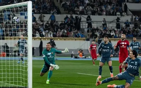 الهلال المتصدر يستضيف الحزم