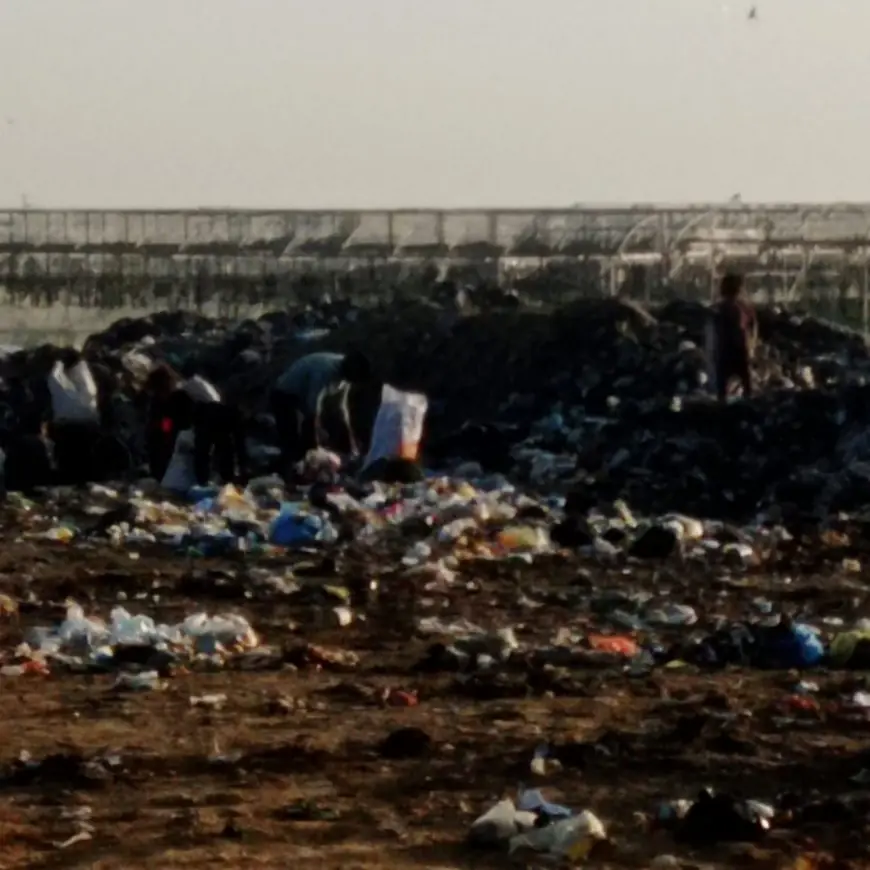 أطفال في قلب القمامة: تقرير ميداني طبي يوثّق الجوع القسري والموت البطيء في مكب نفايات المواصي – القرارة