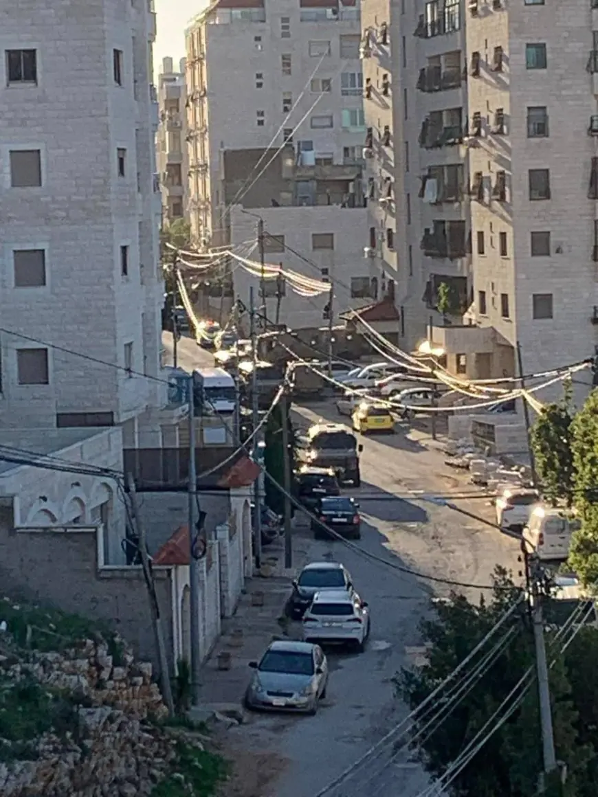 الاحتلال يحاصر مدخل البلدة القديمة بمدينة نابلس ويعتقل مواطنين