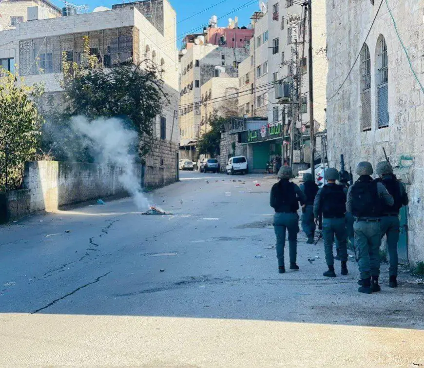 الاحتلال يعتقل صحفيا ويصيب مواطنين بالاختناق خلال قمع وقفة جنوب الخليل